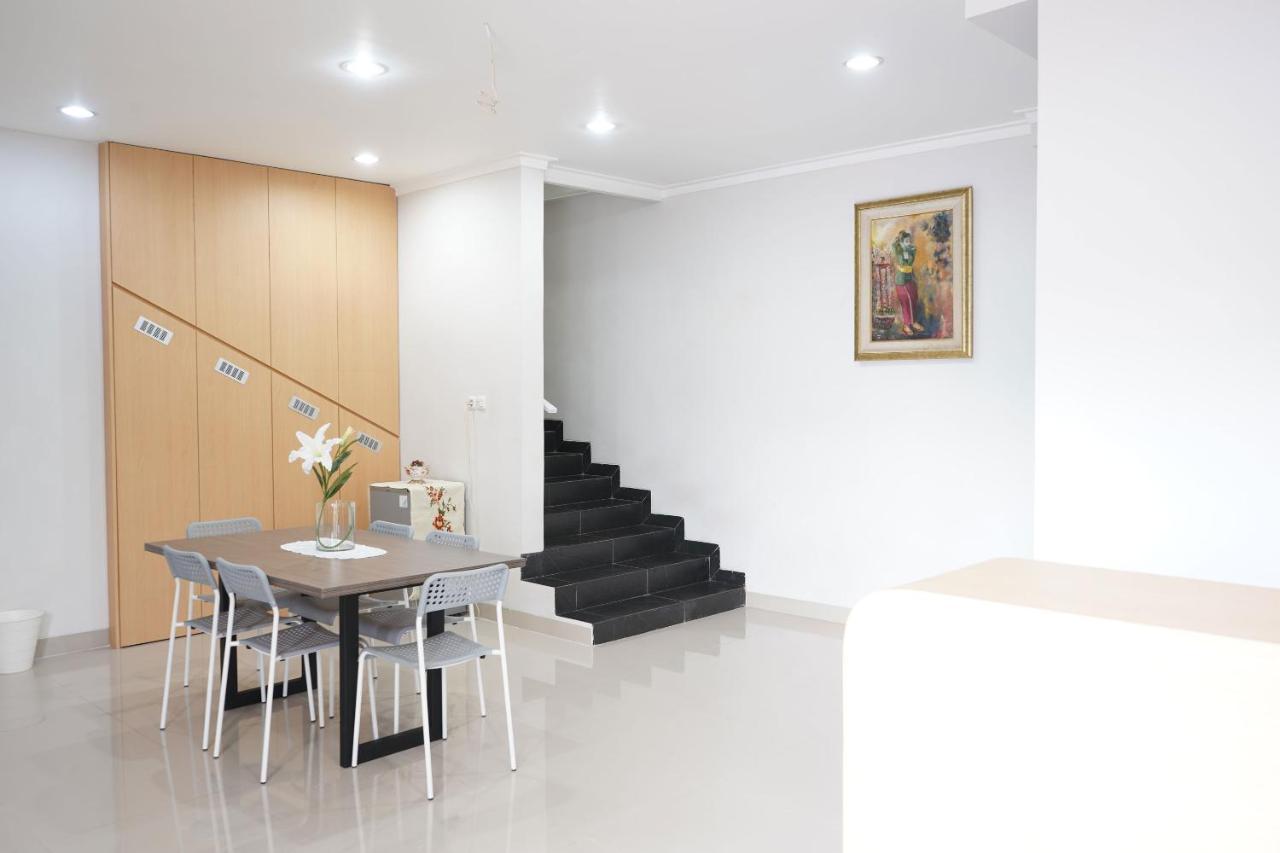 Urooms Senayan Джакарта Экстерьер фото